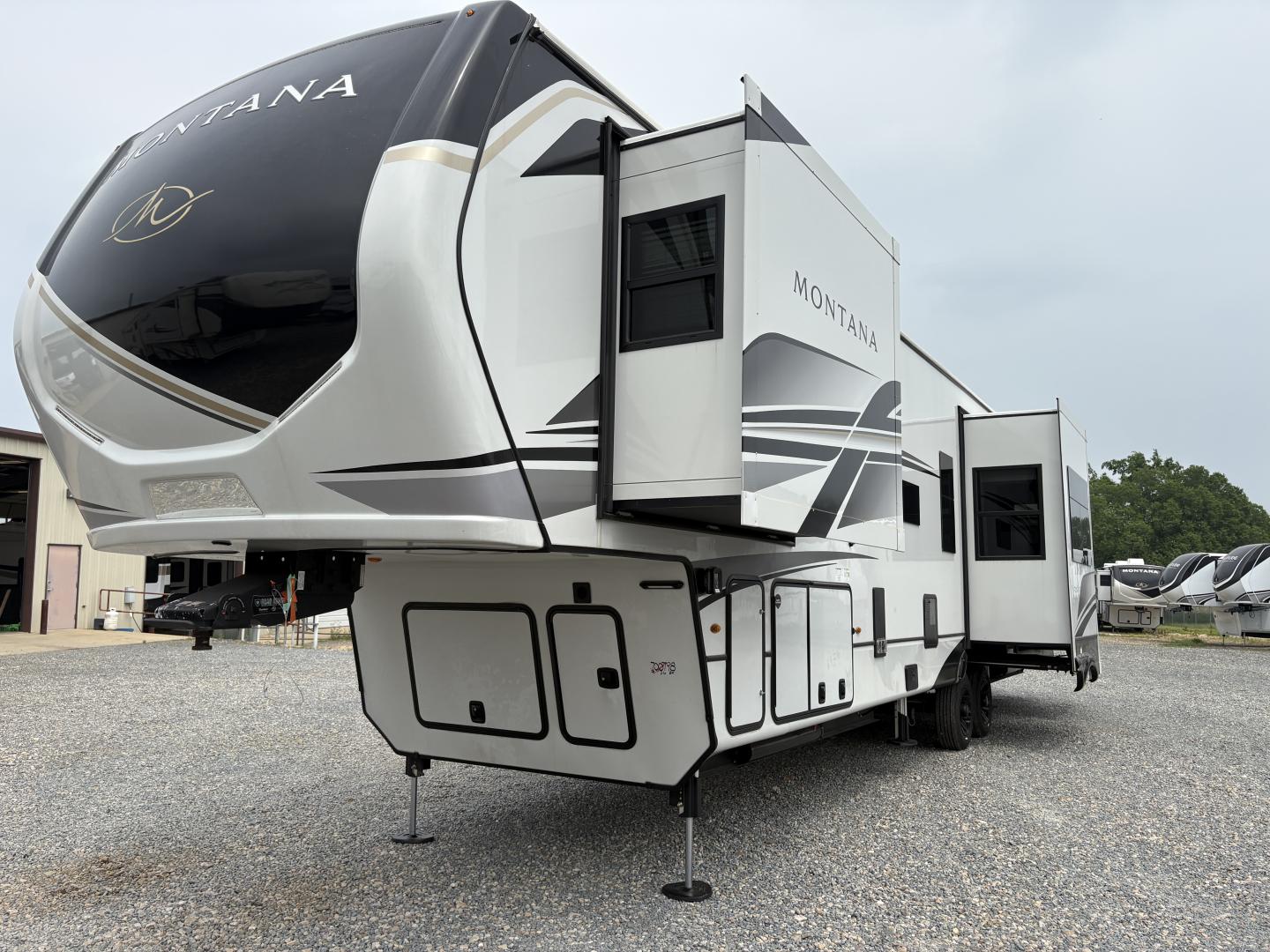 2025 Keystone Montana 3915TB - Image 3