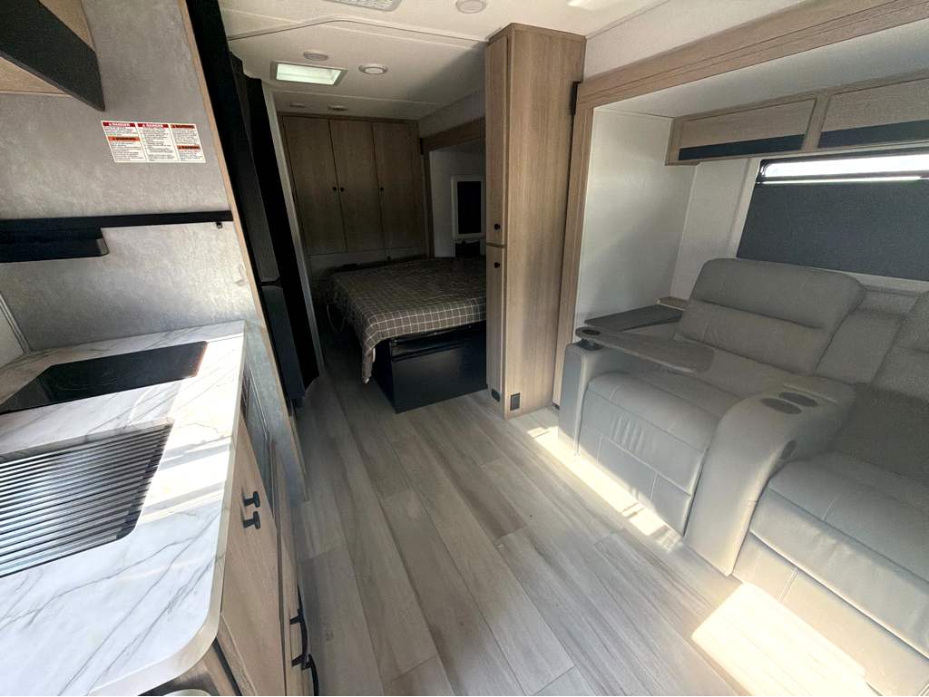 2026 FOREST RIVER SUNSEEKER 2400BDS - Image 19