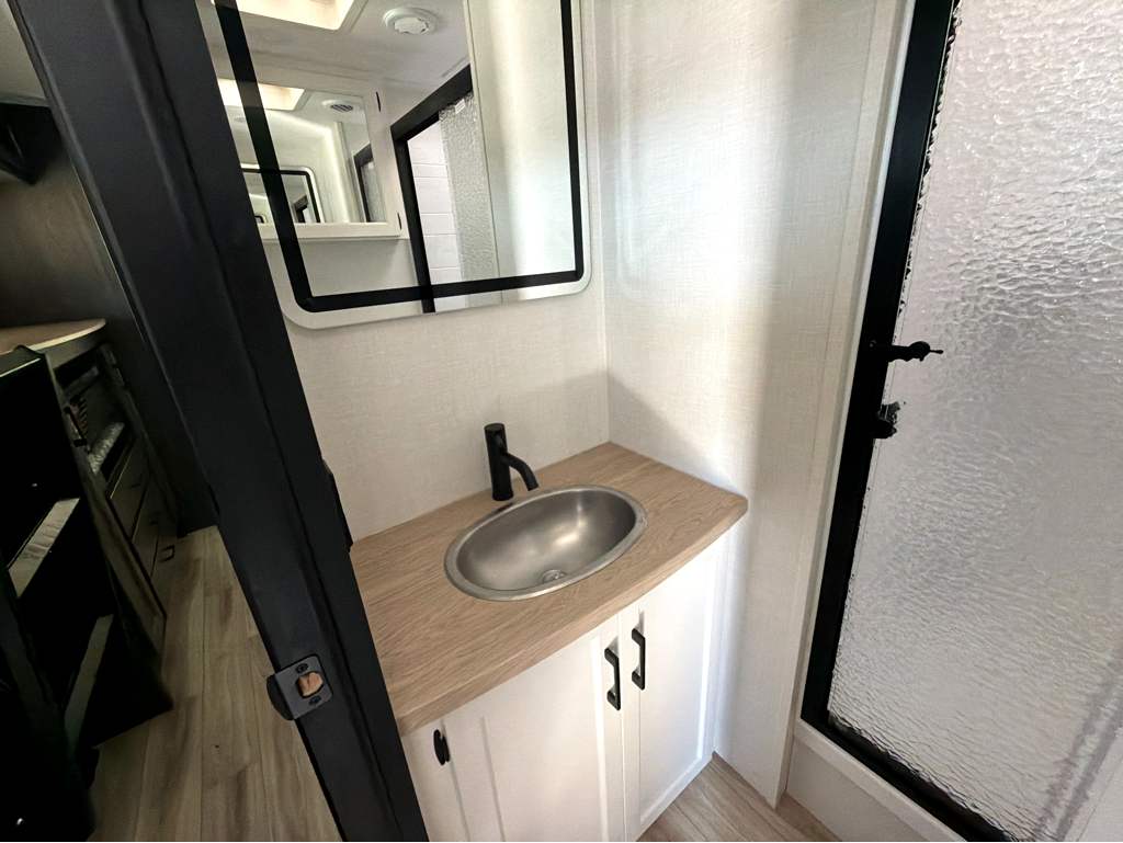 2027 VENTURE RV SPORTTREK 333VFK - Image 28