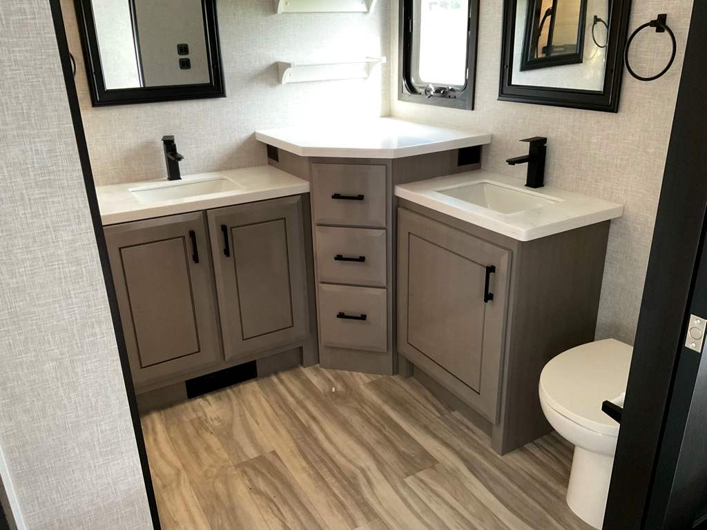 2025 JAYCO PINNACLE 38 FLGS - Image 14