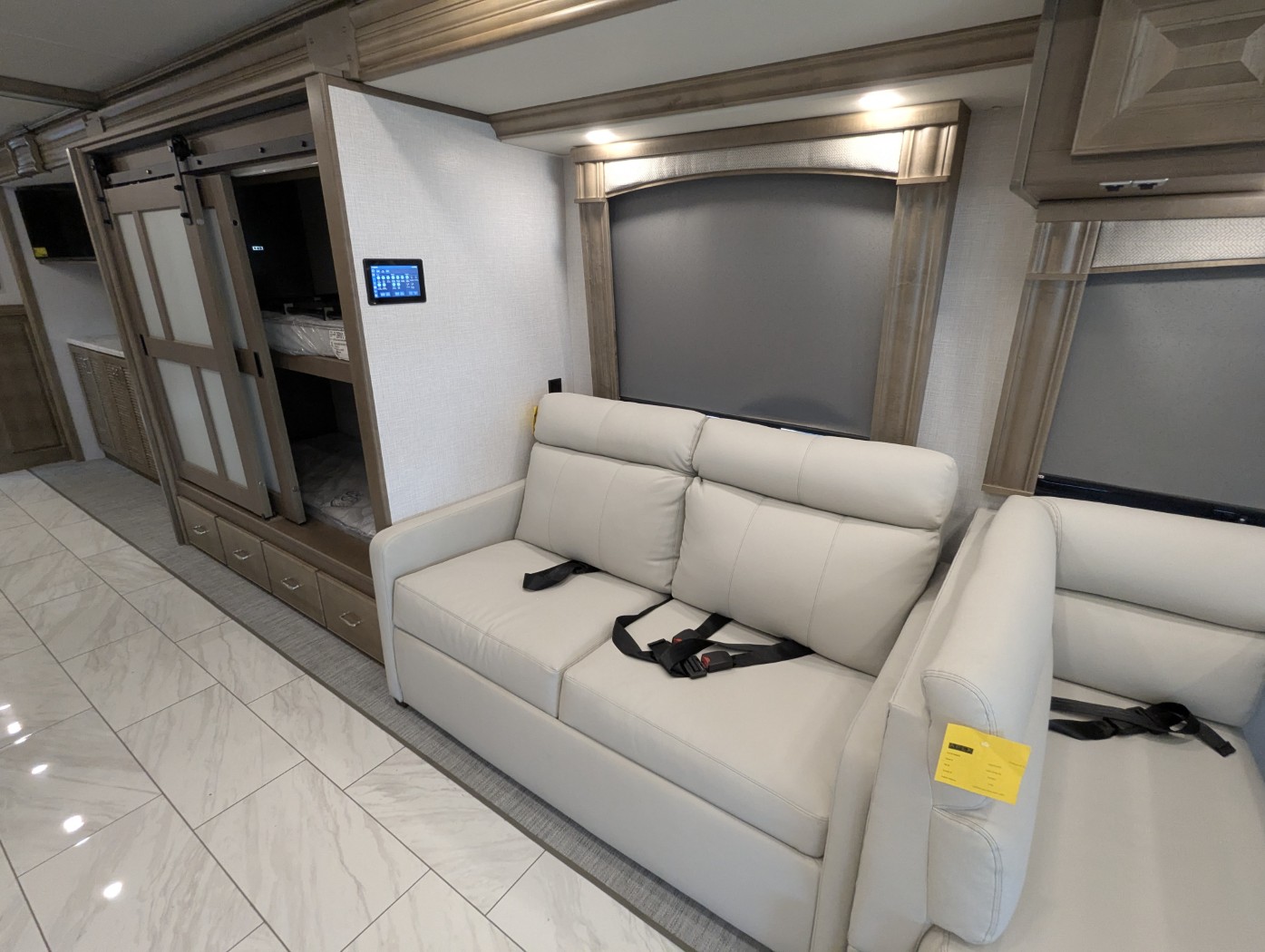 2026 Fleetwood Discovery 38N - Image 18