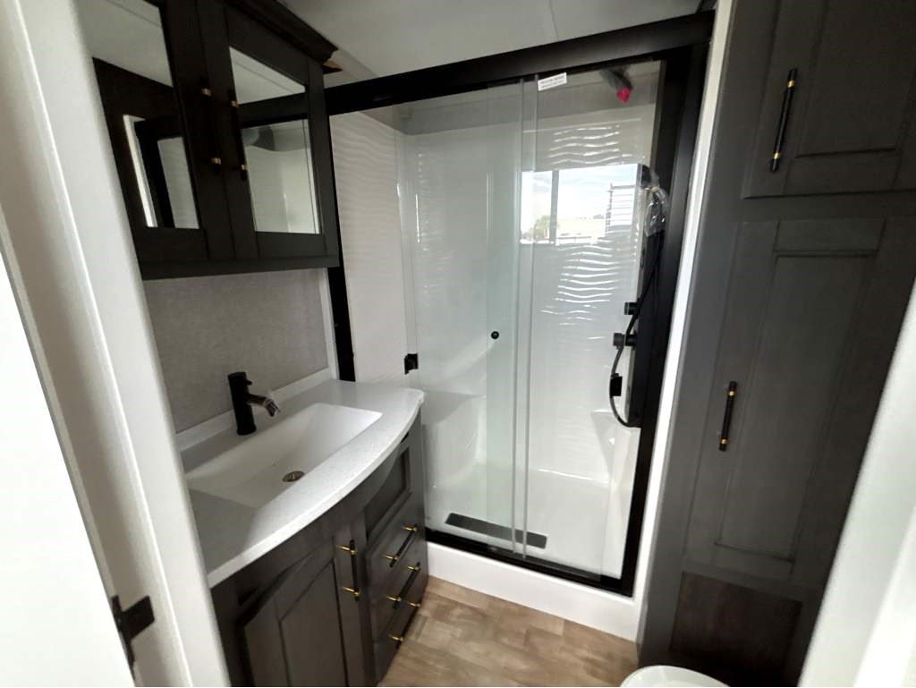 2025 CROSSROADS REDWOOD REGENCY 3881FKL - Image 21