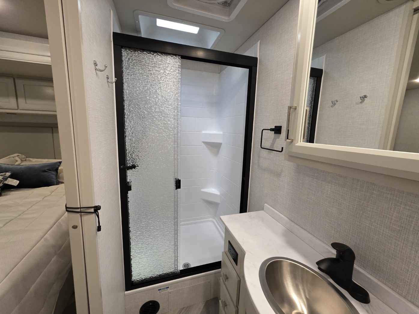 2026 Holiday Rambler Invicta 33HB - Image 25
