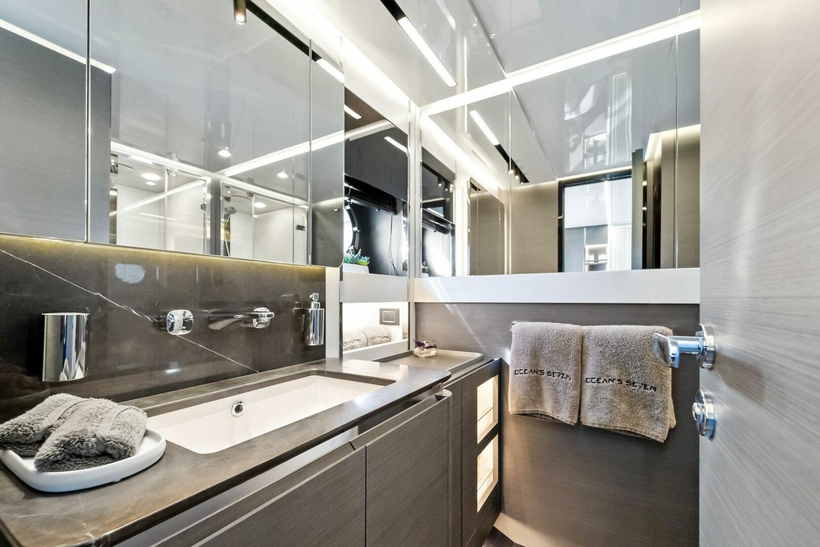 2022 Azimut S8 - Image 33