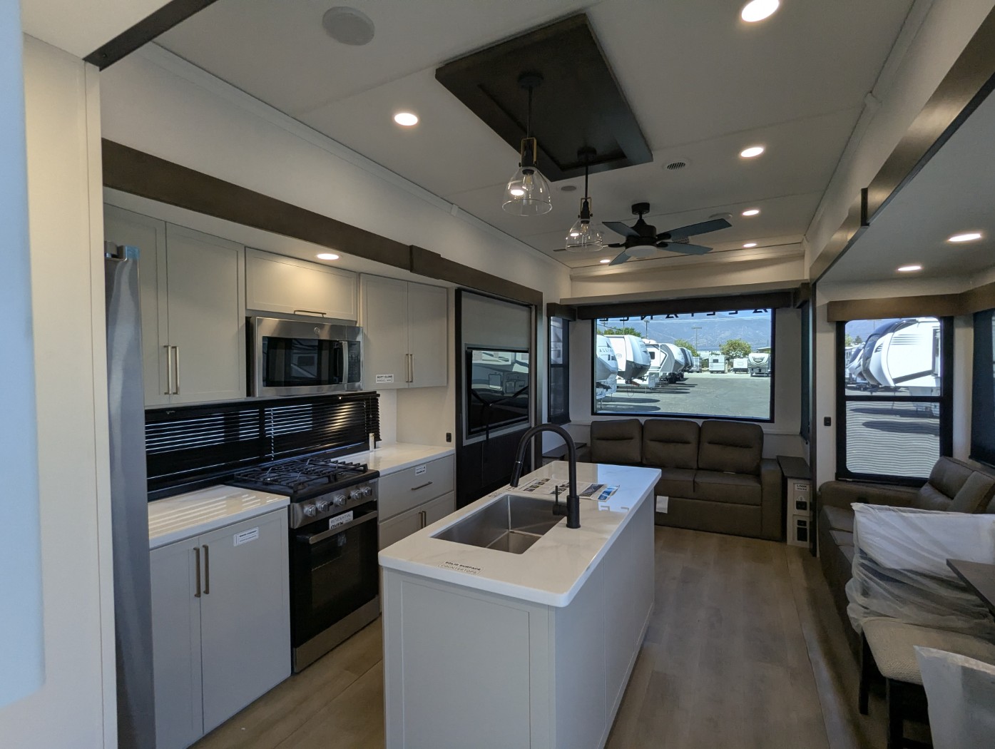 2027 Alliance RV Benchmark 42LFT - Image 17