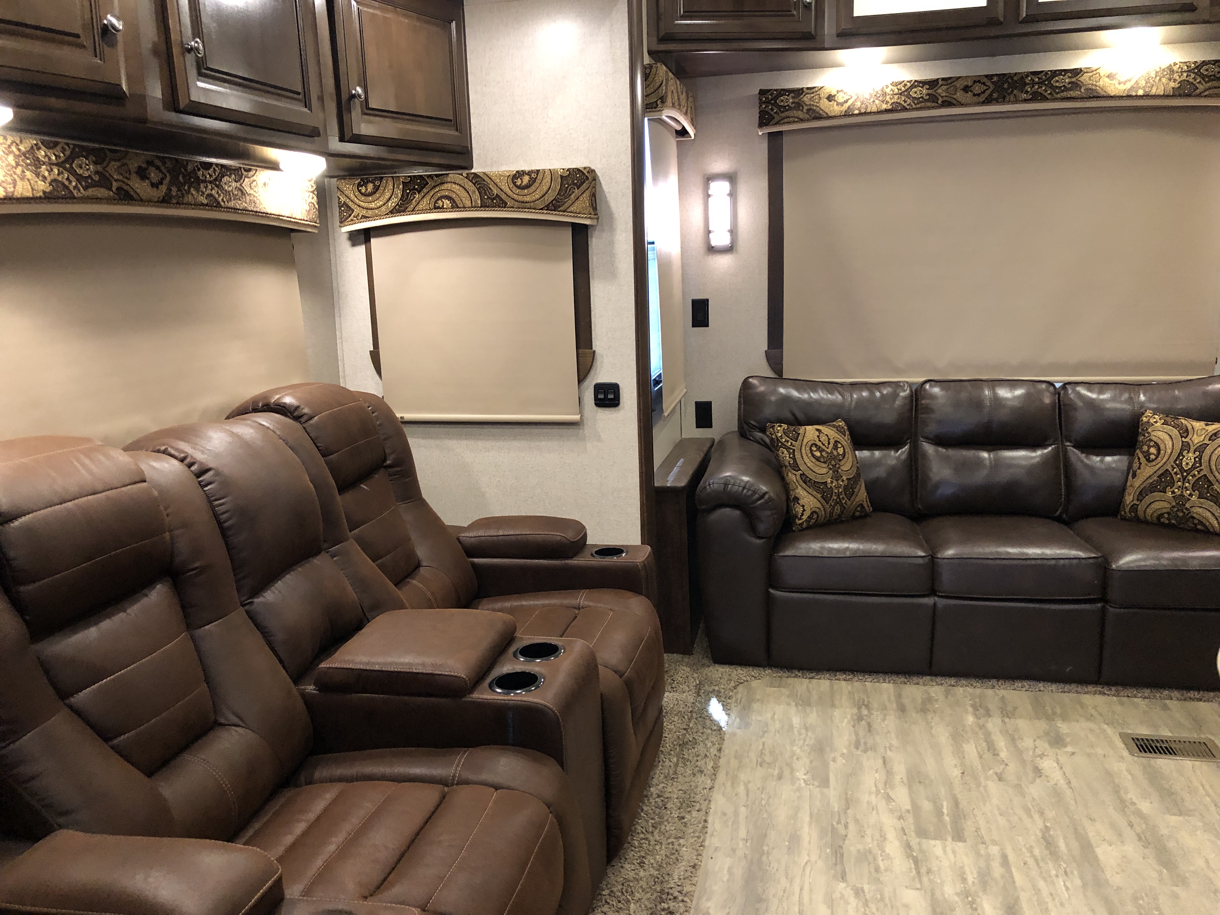 2017 REDWOOD RV 3821RL - Image 16