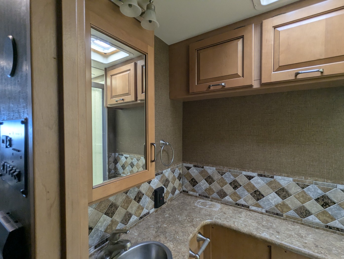 2016 Thor Motor Coach Hurricane 34J - Image 24