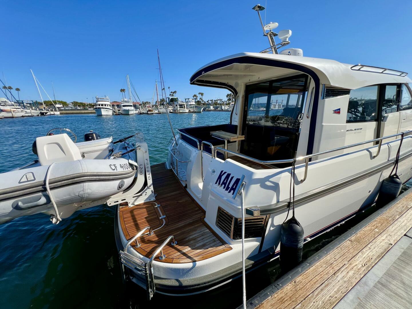 2018 Nimbus 365 Coupe - Image 12