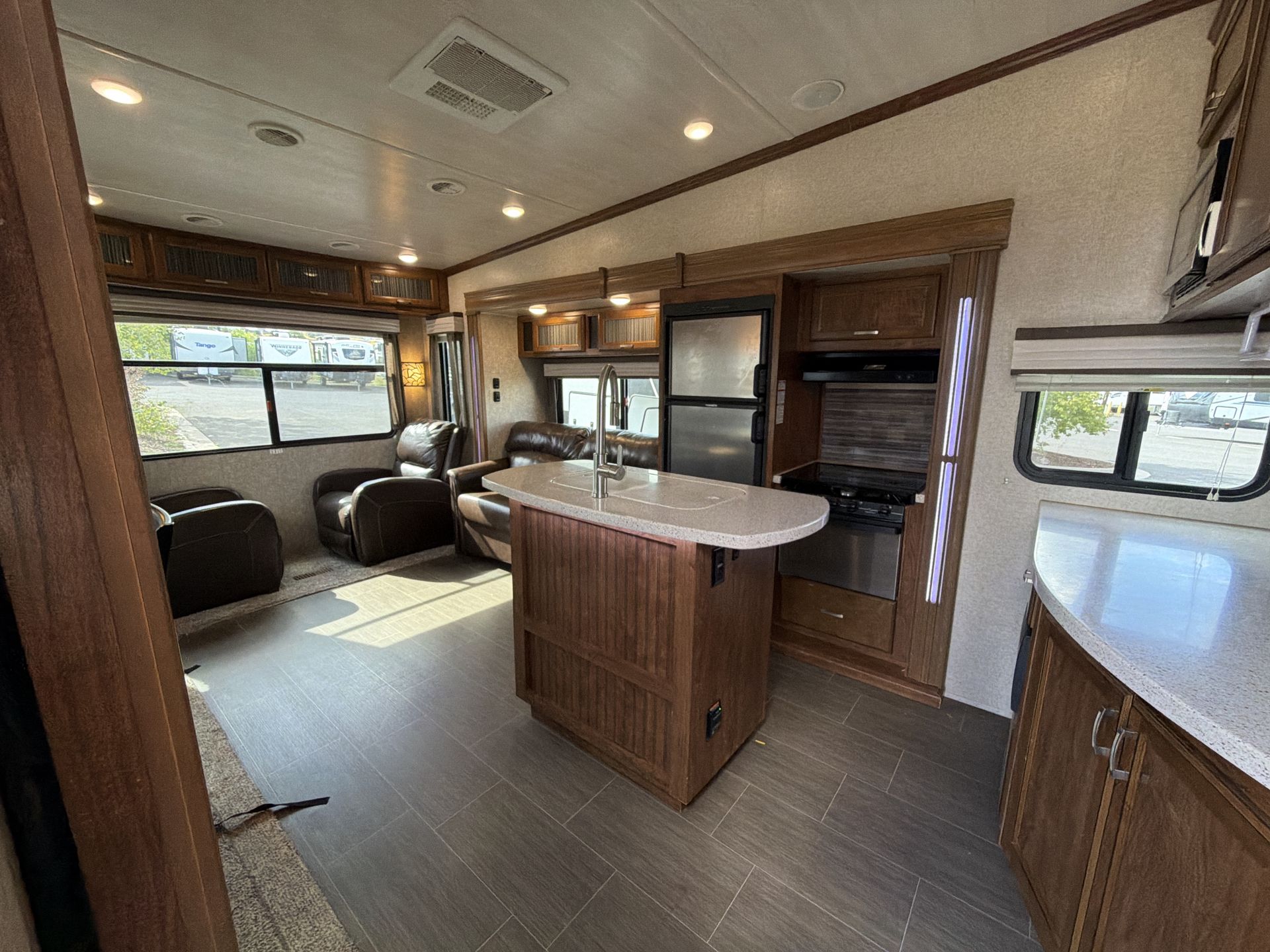 2018 Heartland Sundance XLT SD XLT 289 TS - Image 13