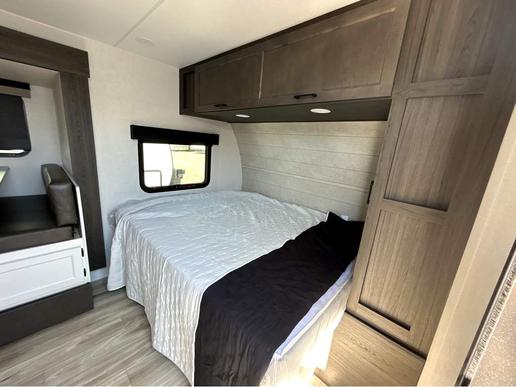 2026 VENTURE RV SPORTTREK STINGER 222VUD - Image 13