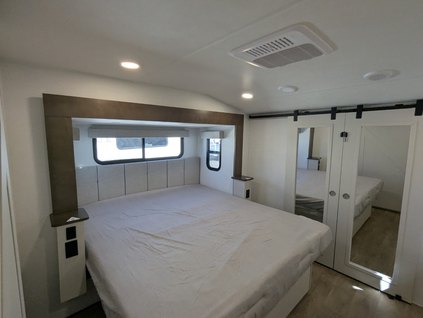 2027 Alliance RV Avenue 32RLS - Image 8