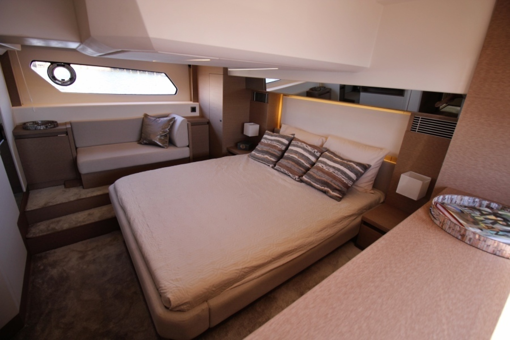 2018 Prestige 460 - Image 3