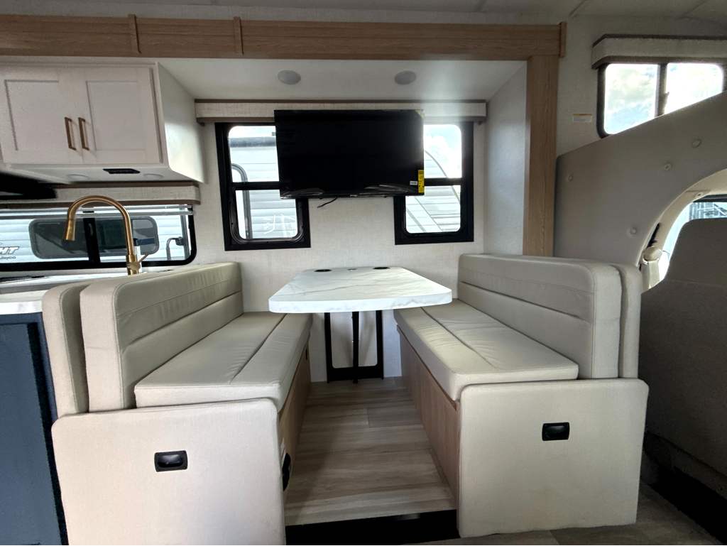 2027 THOR MOTOR COACH MAGNITUDE GA28 - Image 14