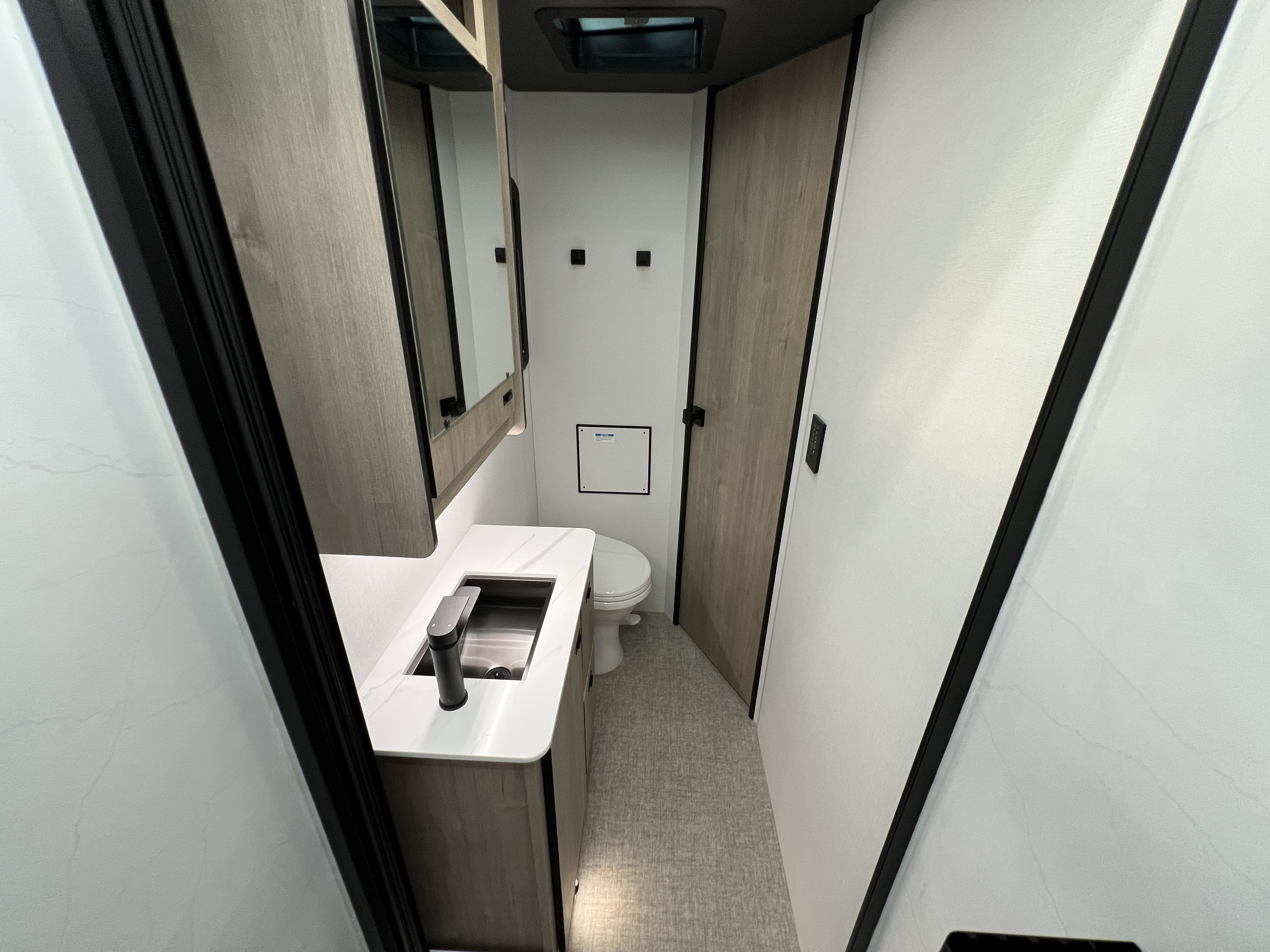2027 Grand Design Lineage Series F 31ZW - Image 35