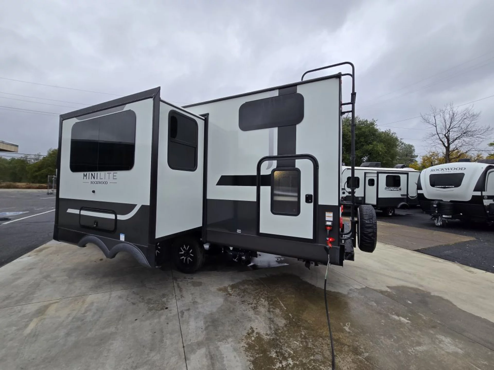 2026 FOREST RIVER ROCKWOOD MINI LITE 2520BH - Image 3