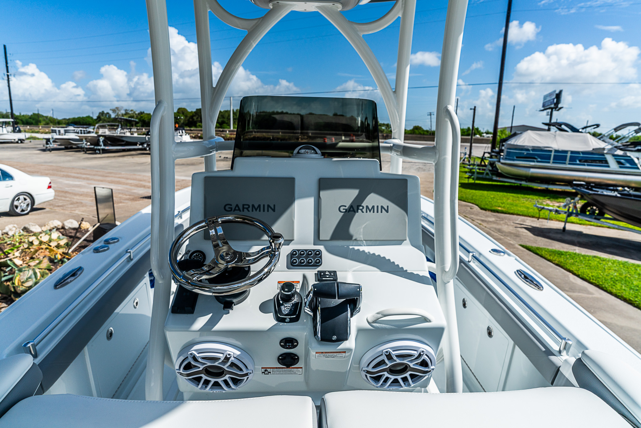 2027 YELLOWFIN 26 Hybrid Base - Image 11