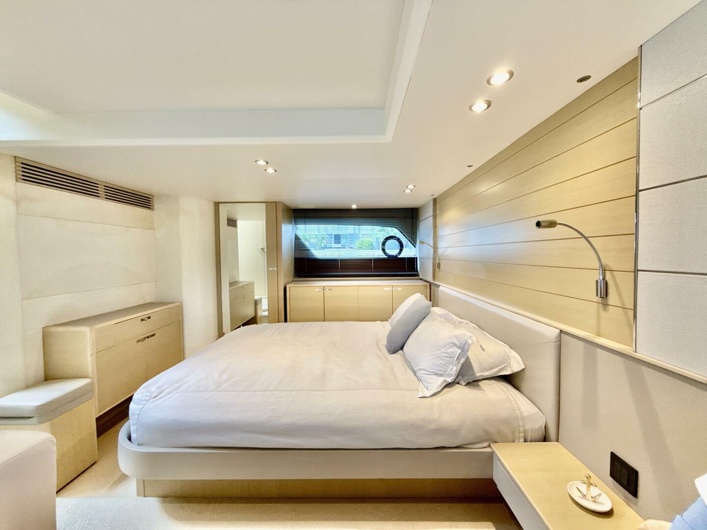 2017 Princess V58 - Image 25
