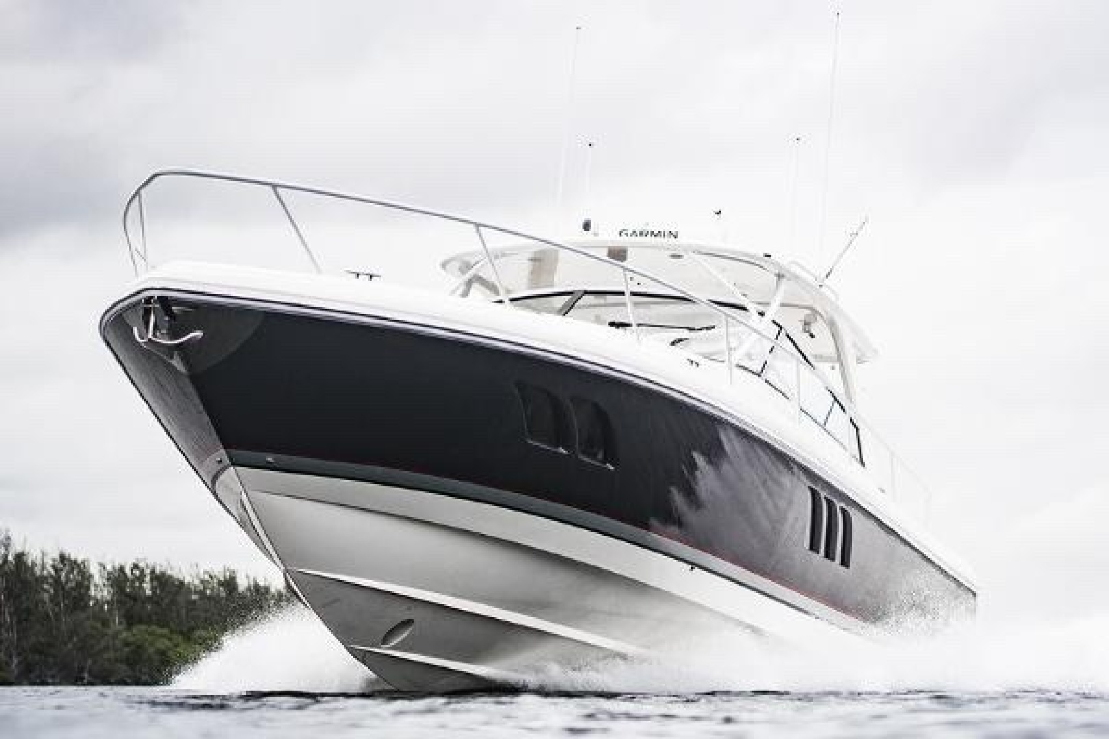 2019 Intrepid 475 Sport Yacht - Image 2