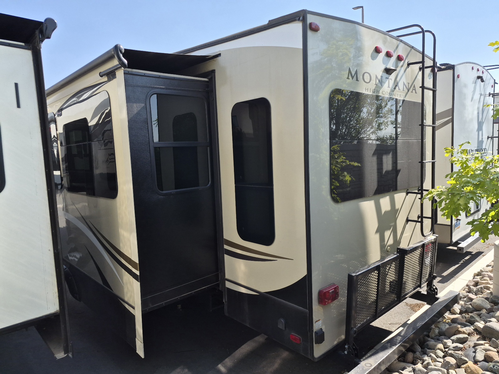 2017 Keystone Montana High Country 305RL - Image 2