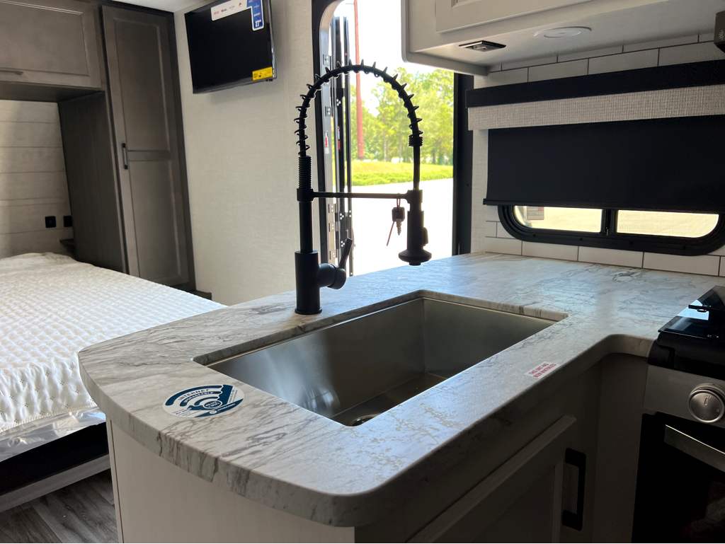 2026 VENTURE RV STRATUS 211VBH - Image 9