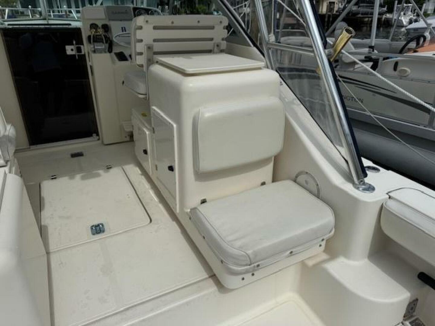 2002 Pursuit 3000 Express - Image 13