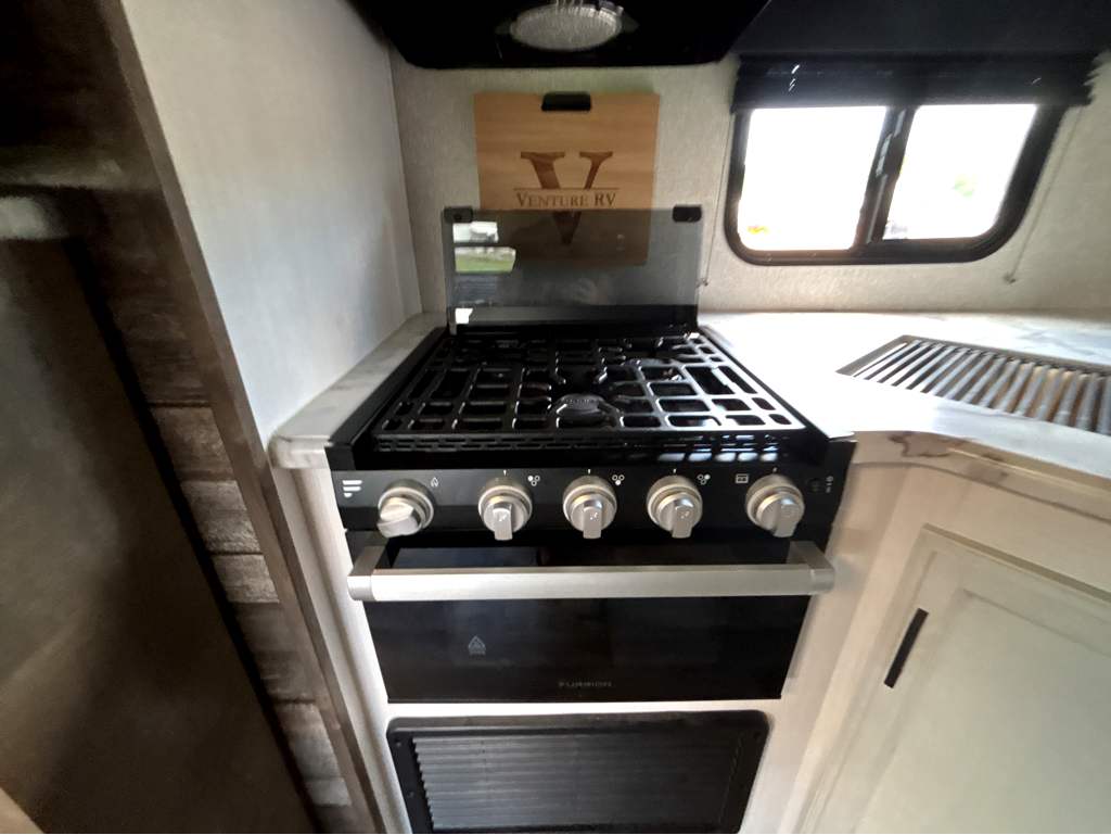 2022 VENTURE RV SPORTTREK 241VMS - Image 16