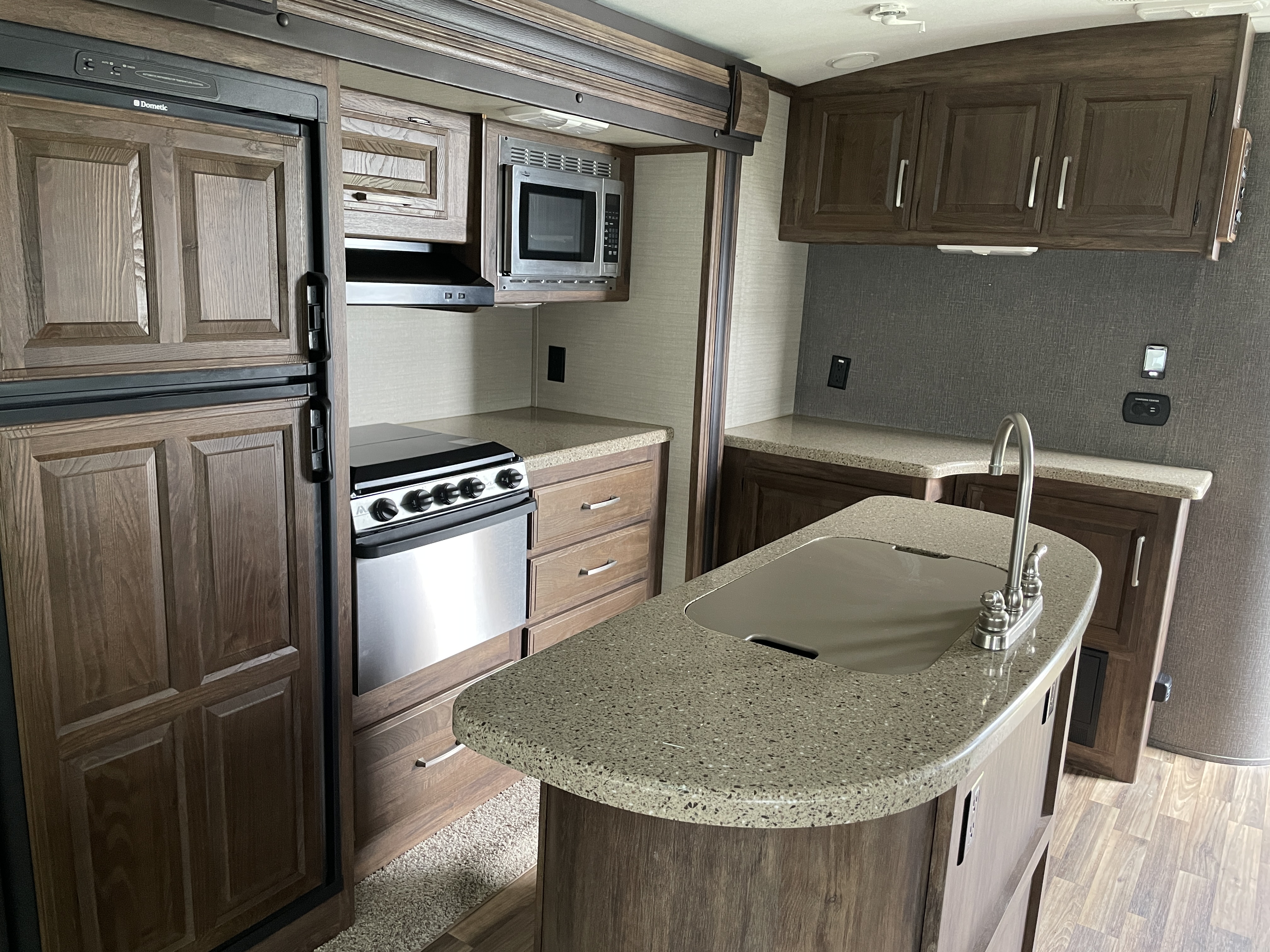 2016 Keystone RV Cougar Half-Ton 30RLI - Image 12