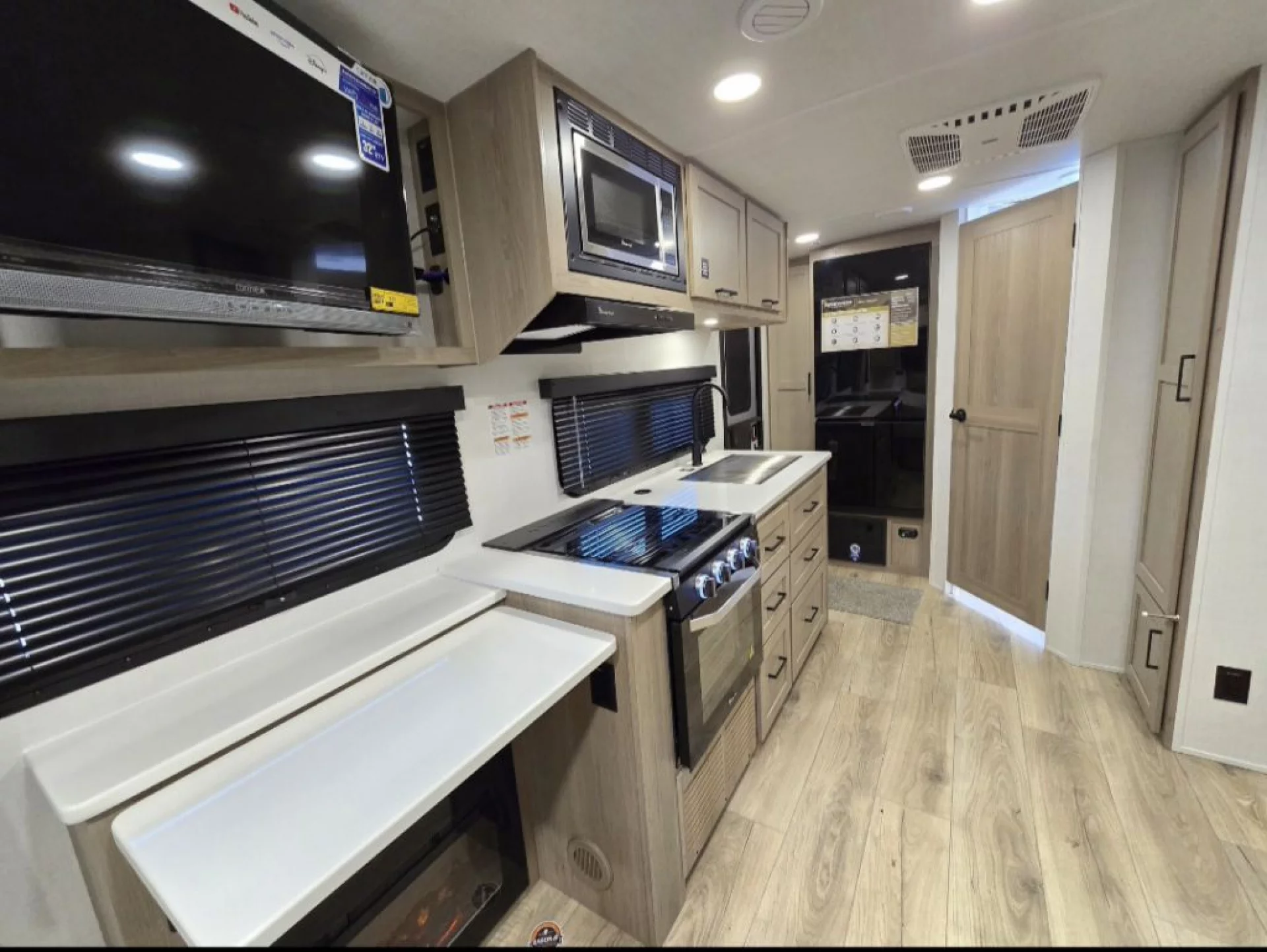 2026 FOREST RIVER ROCKWOOD MINI LITE 2205S - Image 9