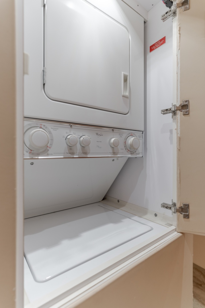 2003 Hatteras 54 Convertible - Image 22