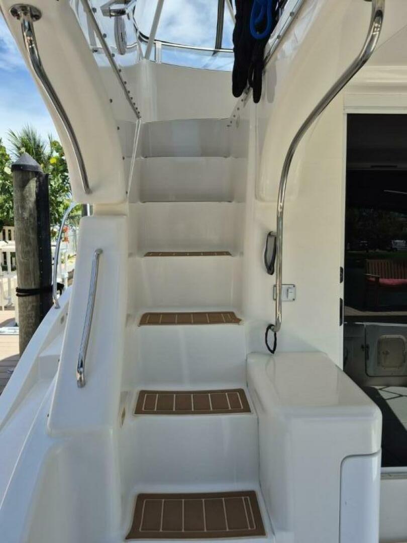 2002 Silverton 38 Convertible - Image 8