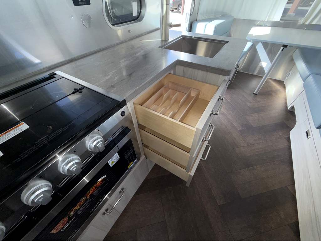 2026 AIRSTREAM INTERNATIONAL 27FBT - Image 17
