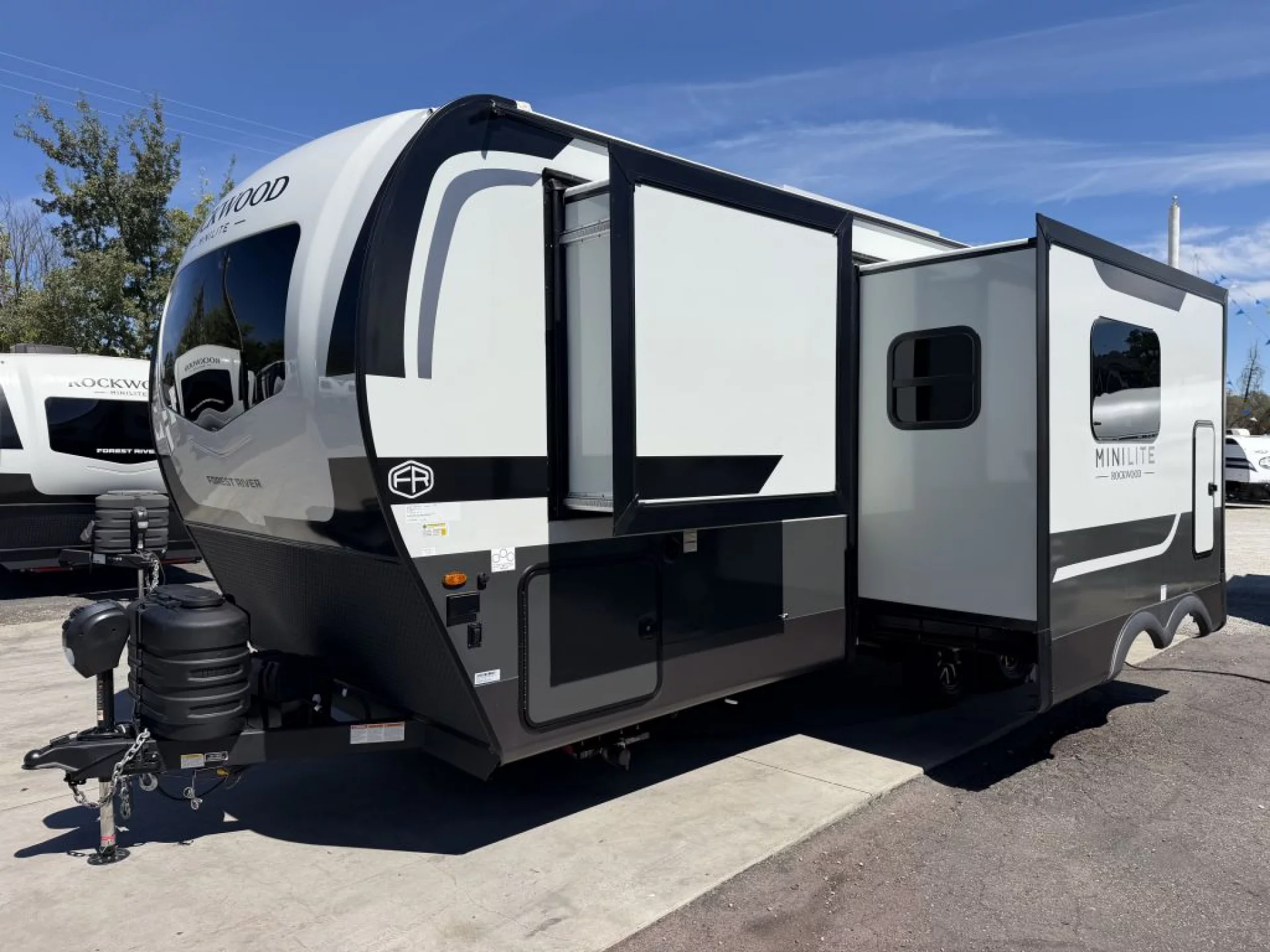 2027 FOREST RIVER ROCKWOOD MINI LITE 2513S - Image 3