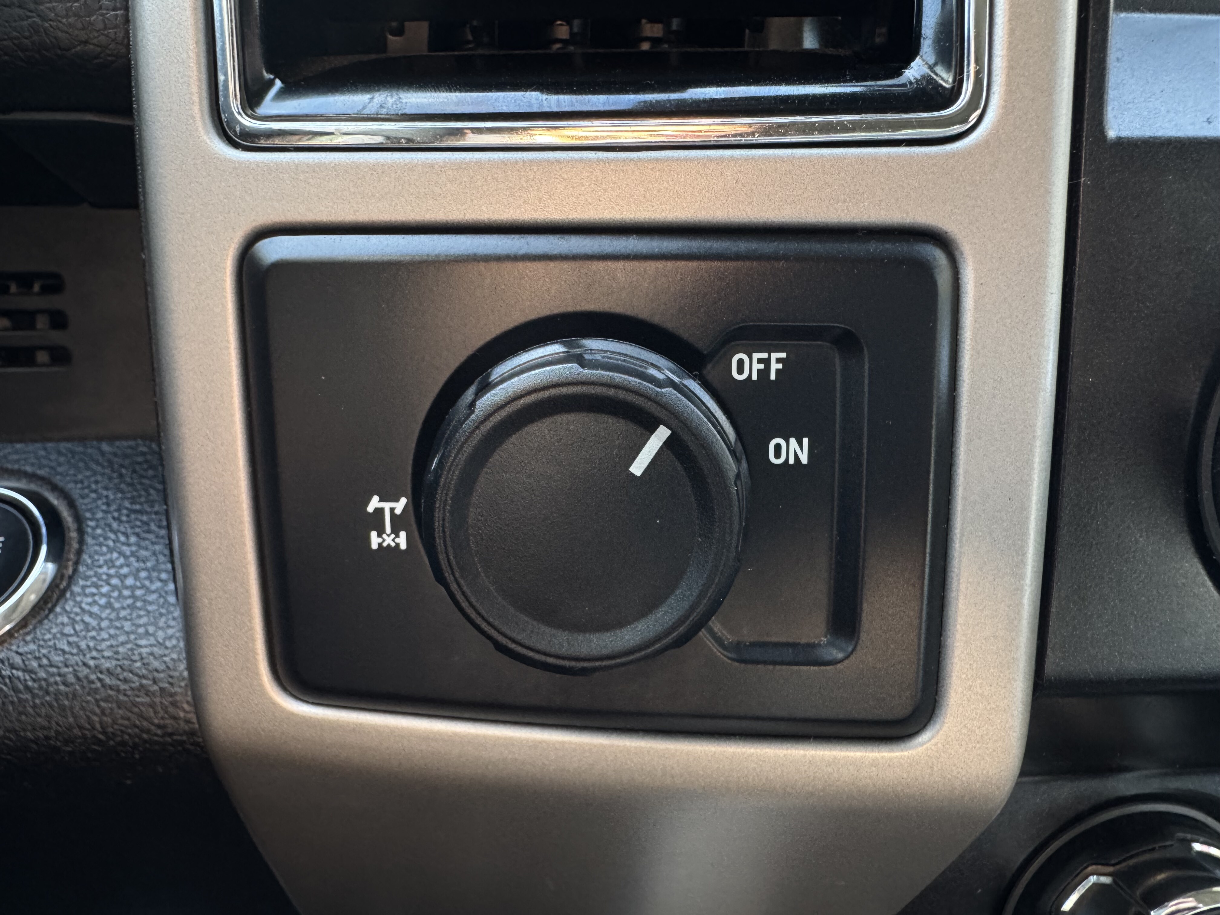 2019 Ford F150 Crew Cab XLT 4WD - Image 29