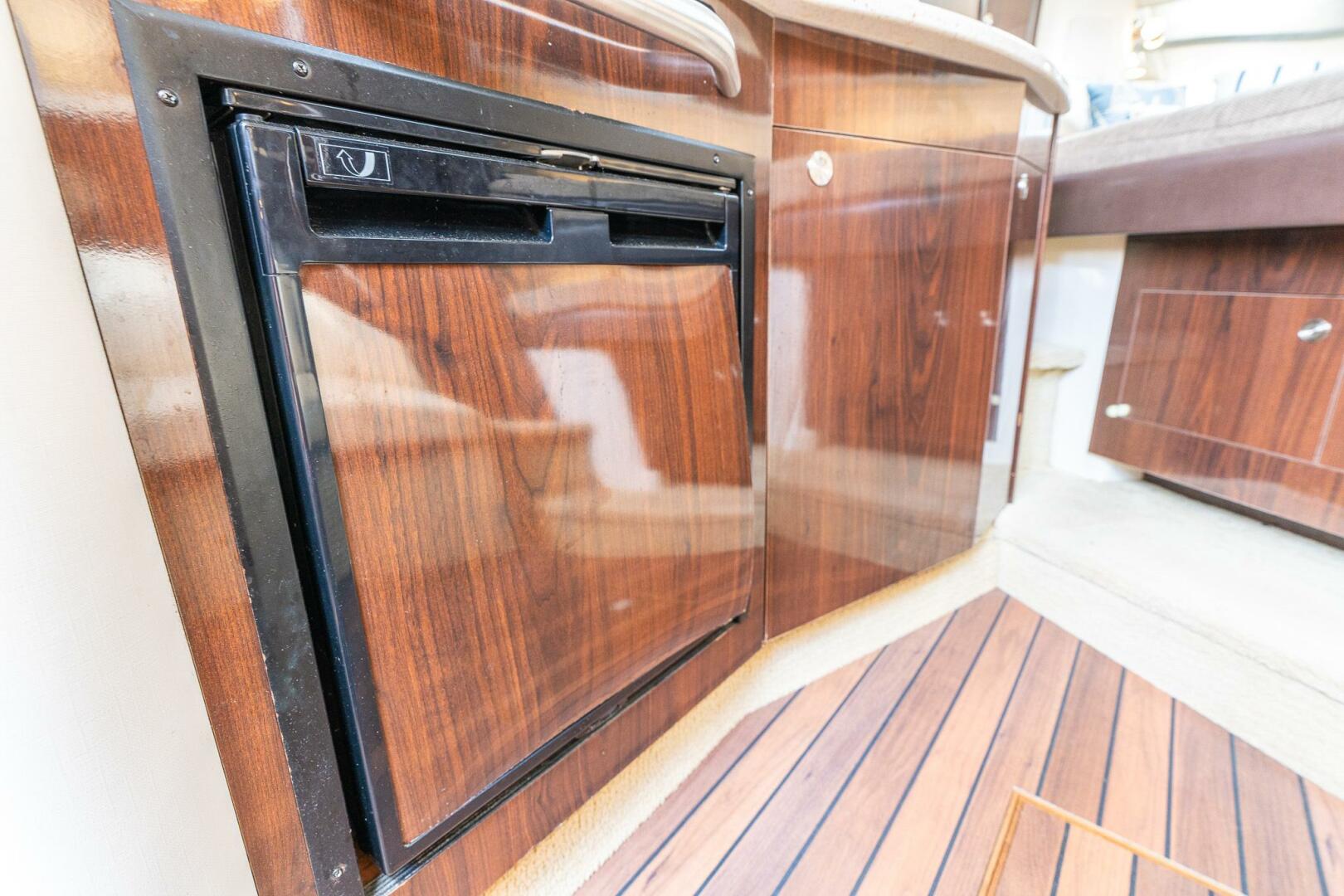 2016 Sea Ray 330 Sundancer - Image 28