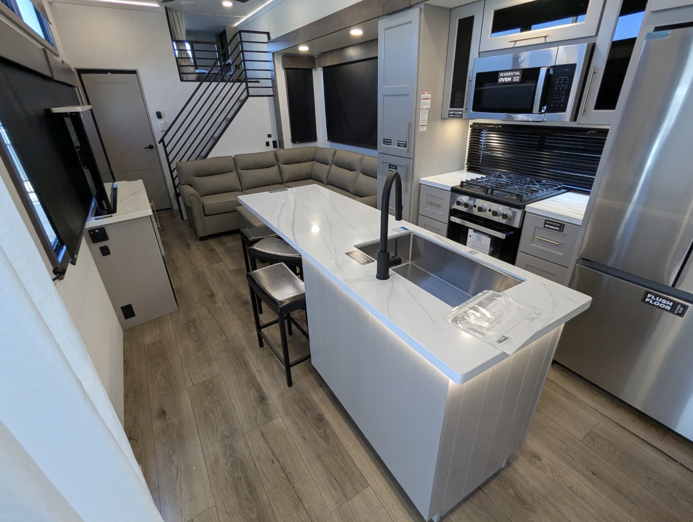 2026 Alliance RV Benchmark 44LFT - Image 7