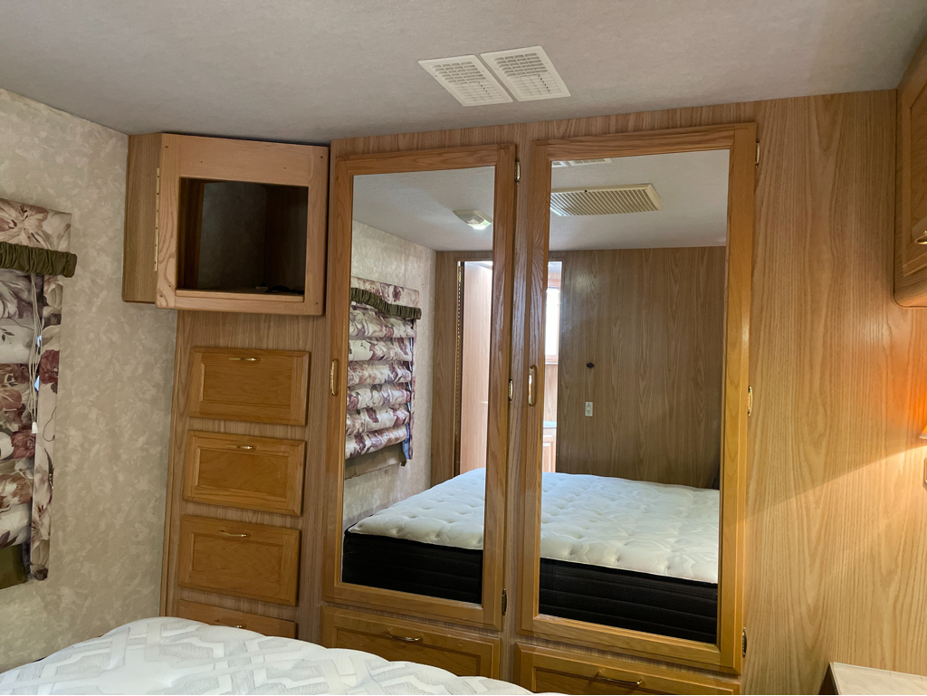 2000 Fleetwood Bounder 34T - Image 18