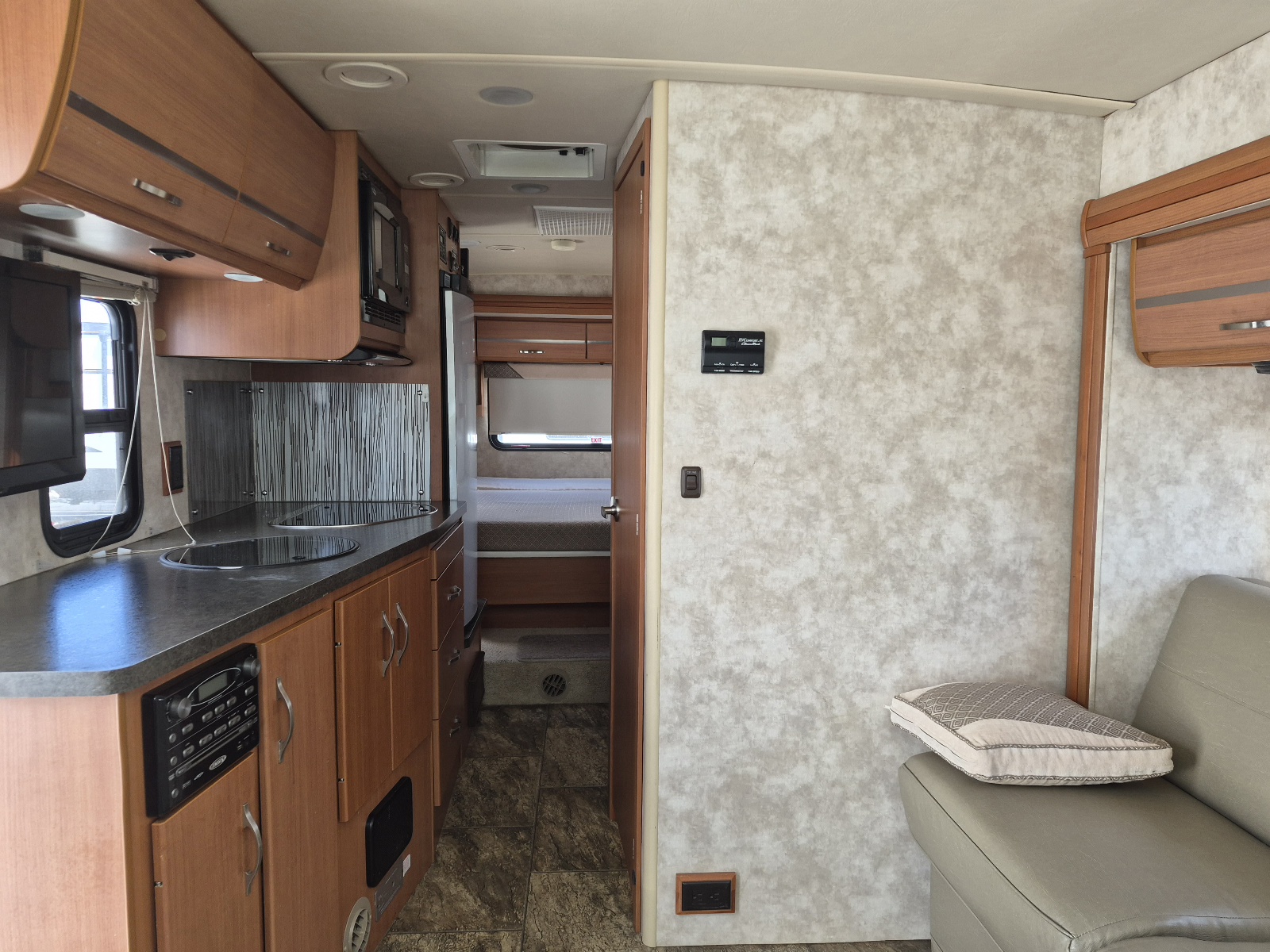 2012 Winnebago View Profile 24G - Image 7