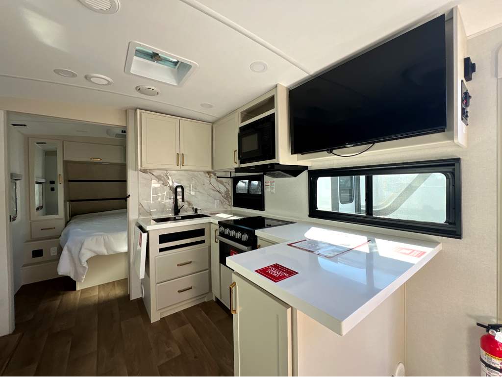 2027 GRAND DESIGN IMAGINE 2470BH - Image 8