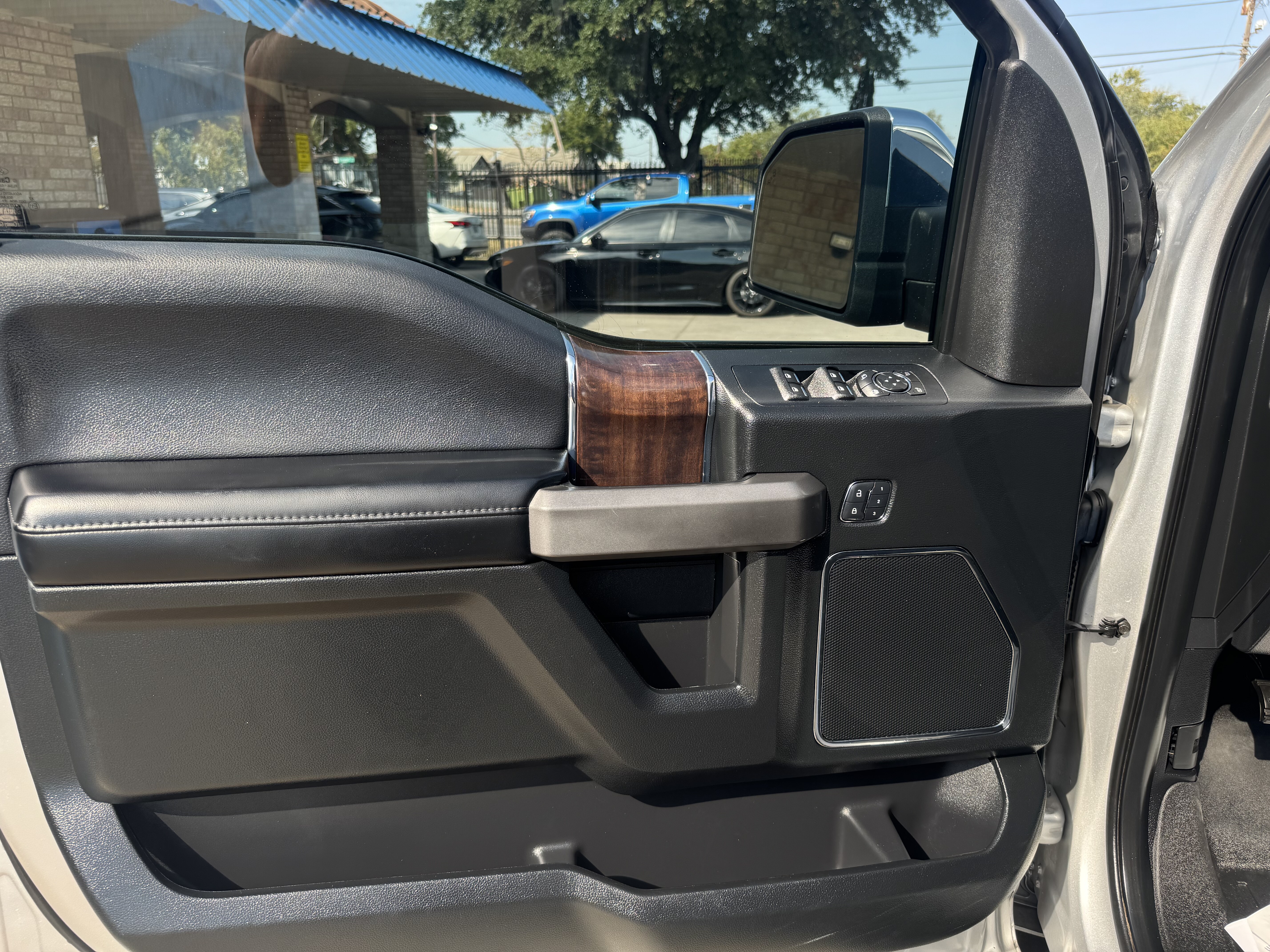 2015 Ford F150 Pickup Crew Cab Platinum 4WD - Image 11