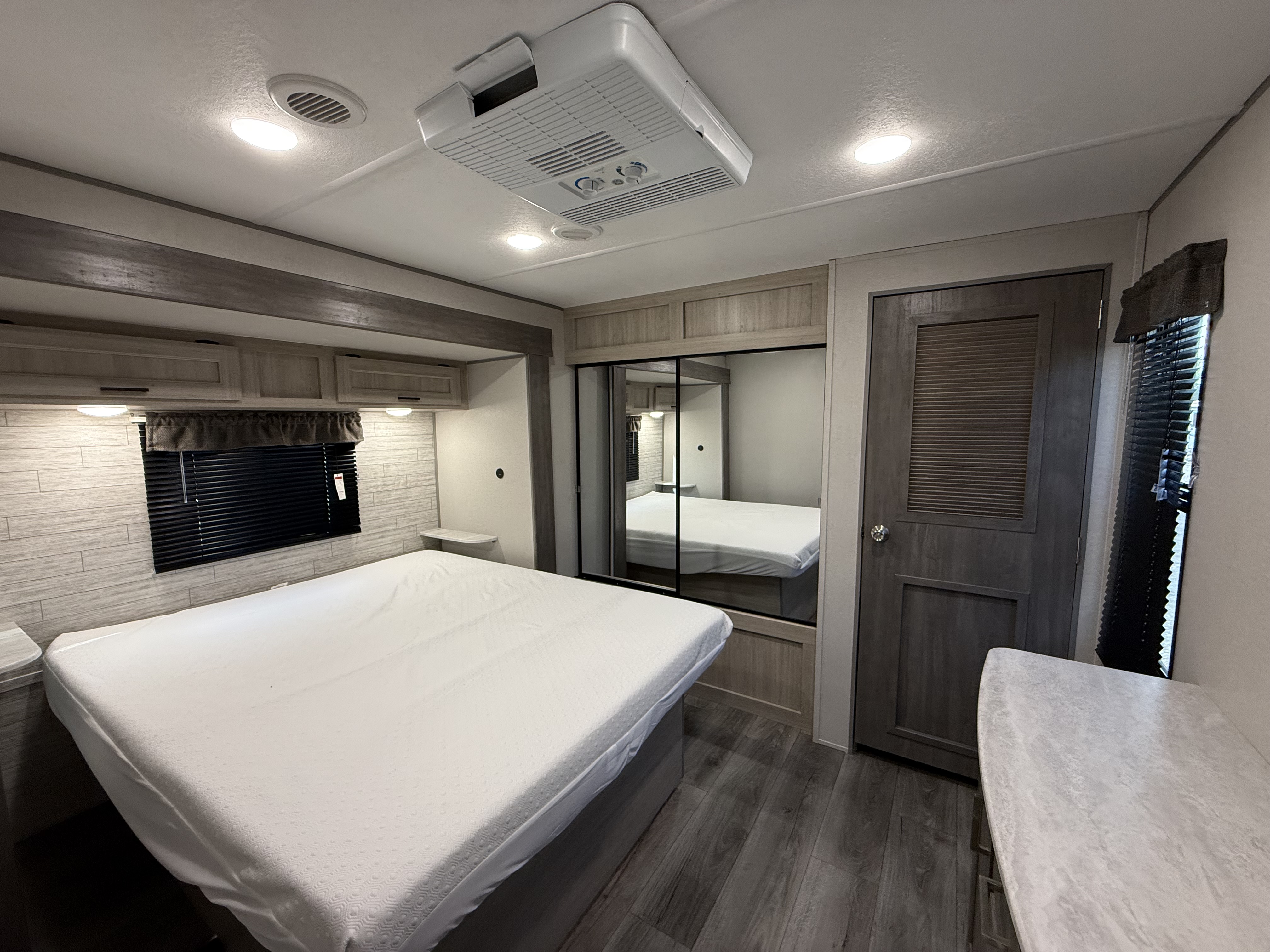 2024 Coachmen Catalina Legacy Edition 303RKDS - Image 19