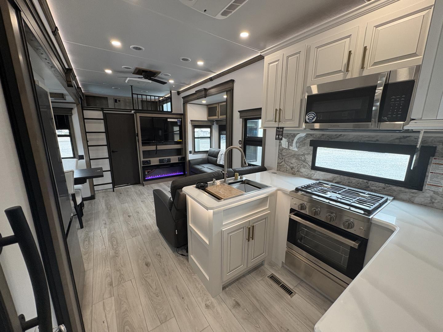 2025 Keystone Montana 3915TB - Image 9