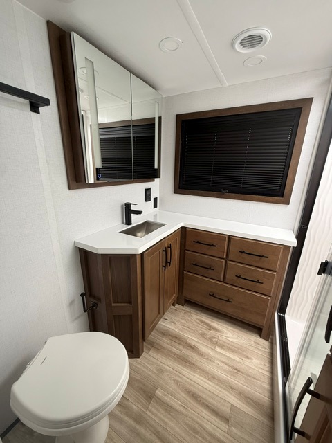 2027 Keystone Montana 3100RL - Image 17
