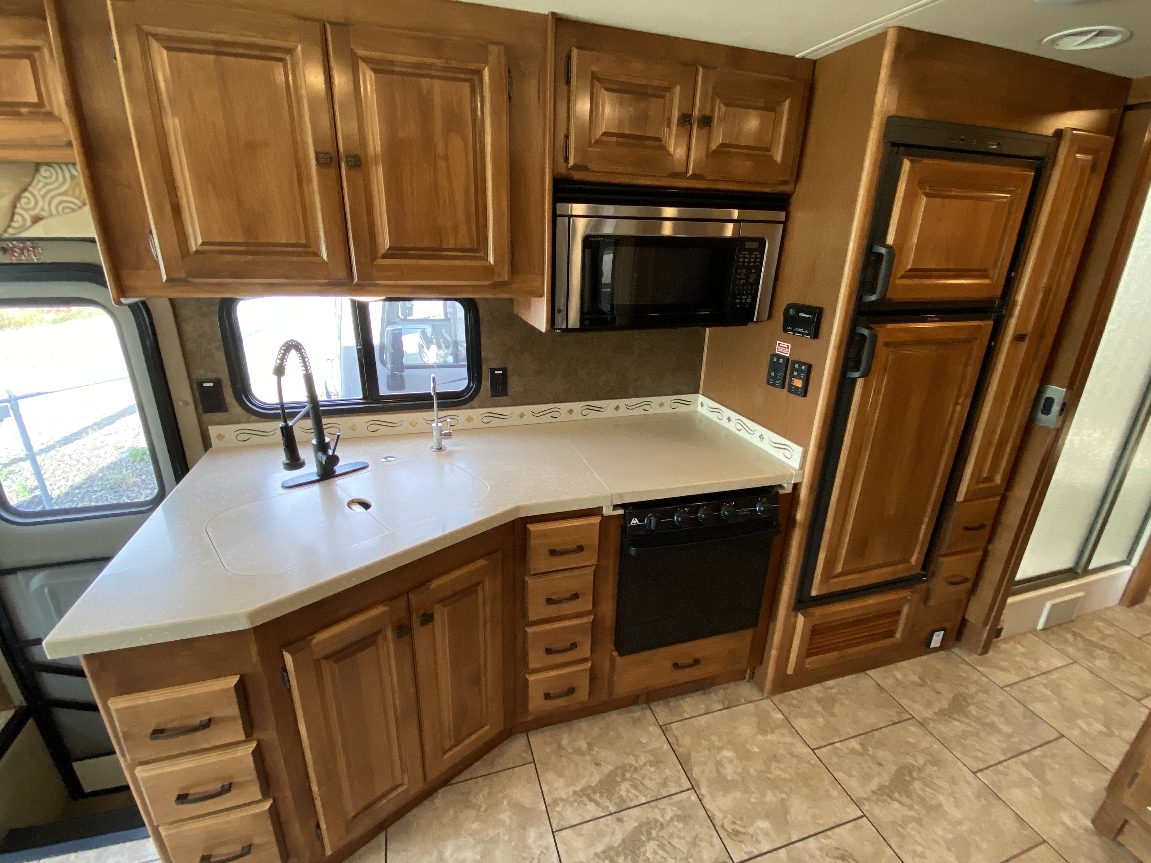 2014 Tiffin Allegro 32 CA - Image 13
