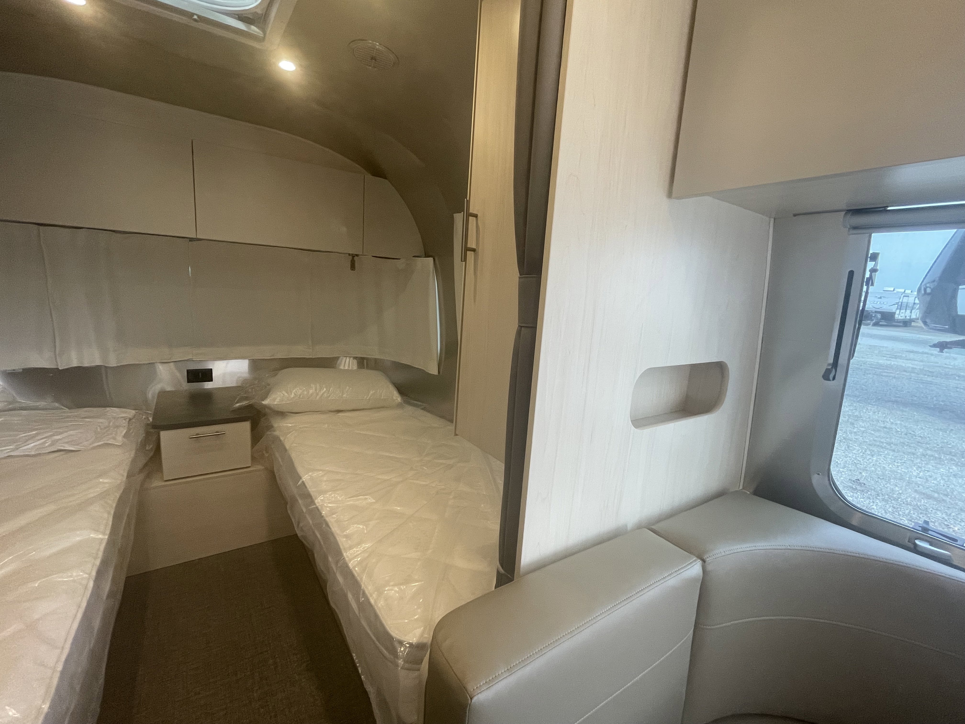 2026 AIRSTREAM FLYING CLOUD 23FBT - Image 11