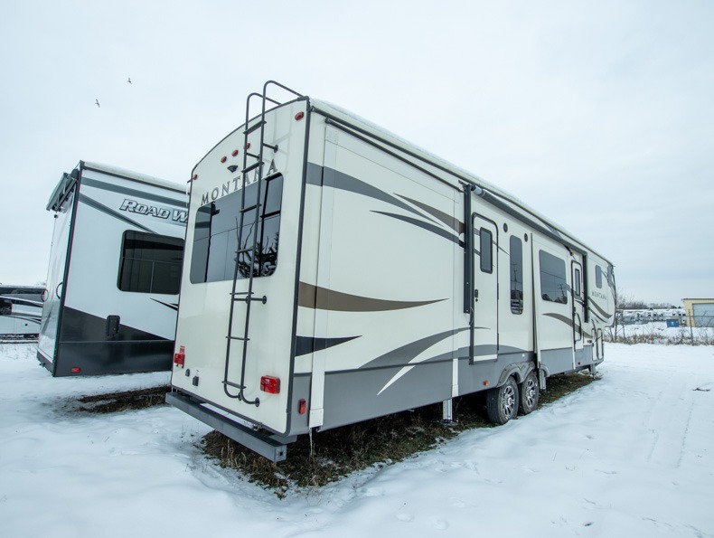 2018 Keystone Montana 3820FK - Image 2