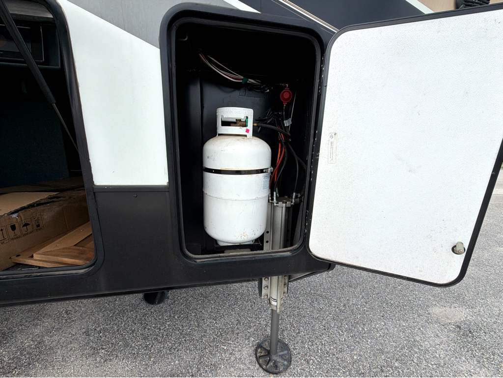 2021 HEARTLAND BIGHORN 3300DL - Image 10