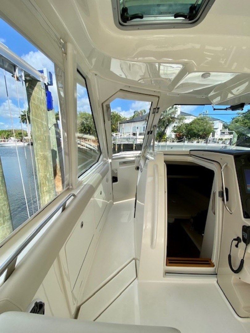 2020 Boston Whaler 380 Realm - Image 7