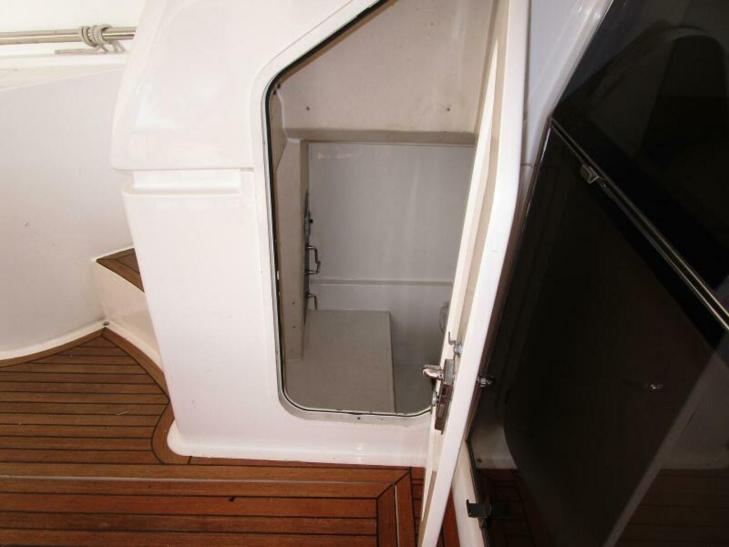 2003 Ferretti Yachts 590 Motor Yacht - Image 40