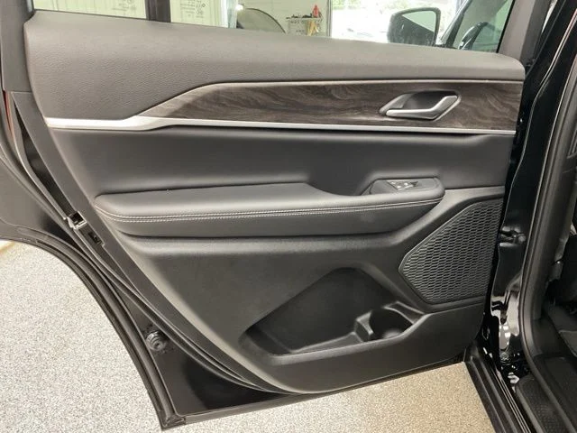 2026 Jeep Grand-Cherokee-L Laredo Altitude 4x4 - Image 35