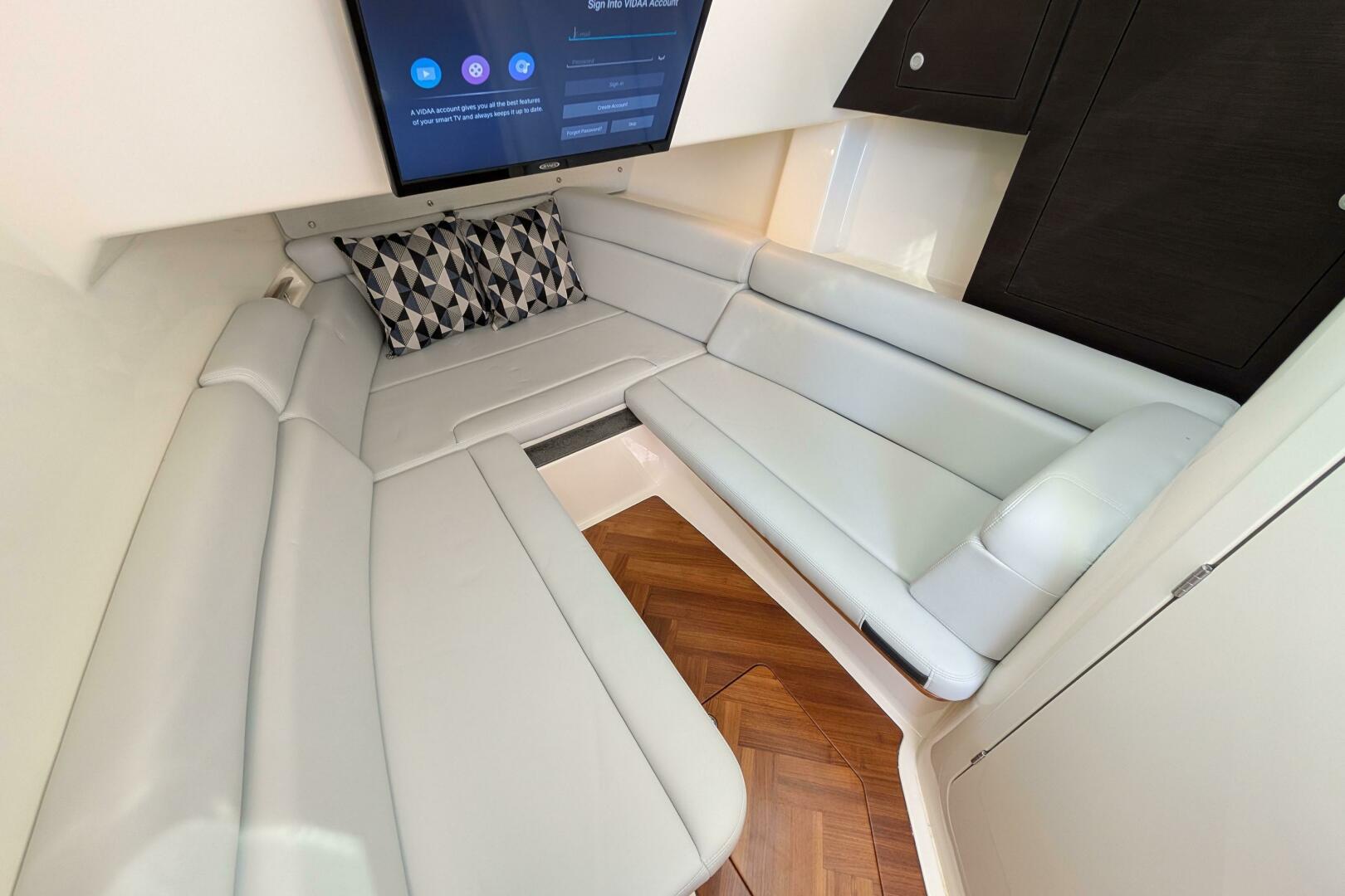 2024 Boston Whaler 350 Realm - Image 14